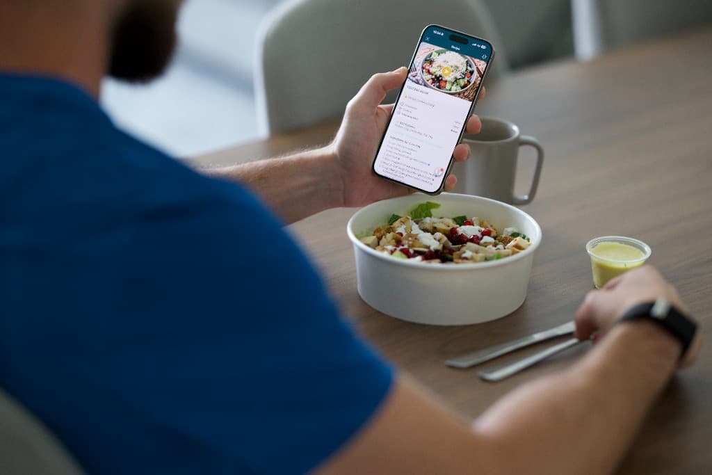 Person using the everybody app while having a balanced meal