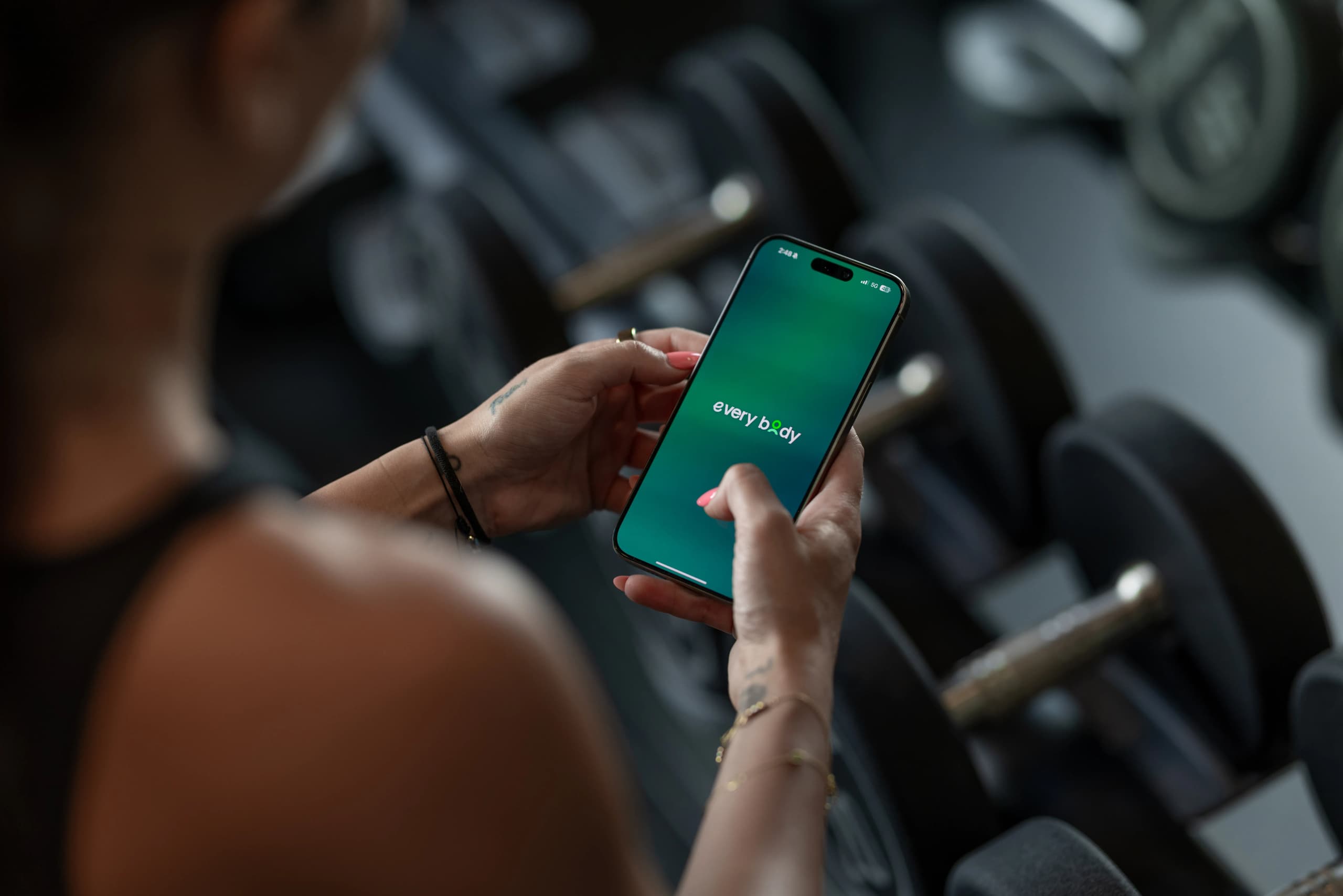 everybody fitness app on mobile showing how easy it is to get started with online coaching in Dubai
